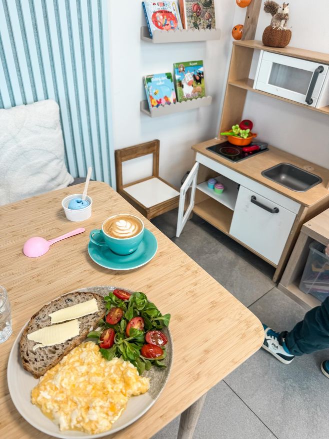 Zastavte se na snídani🍳, schovejte se před deštěm a nechte děti objevovat náš nový dětský koutek na Barrandově💛 Ideální...