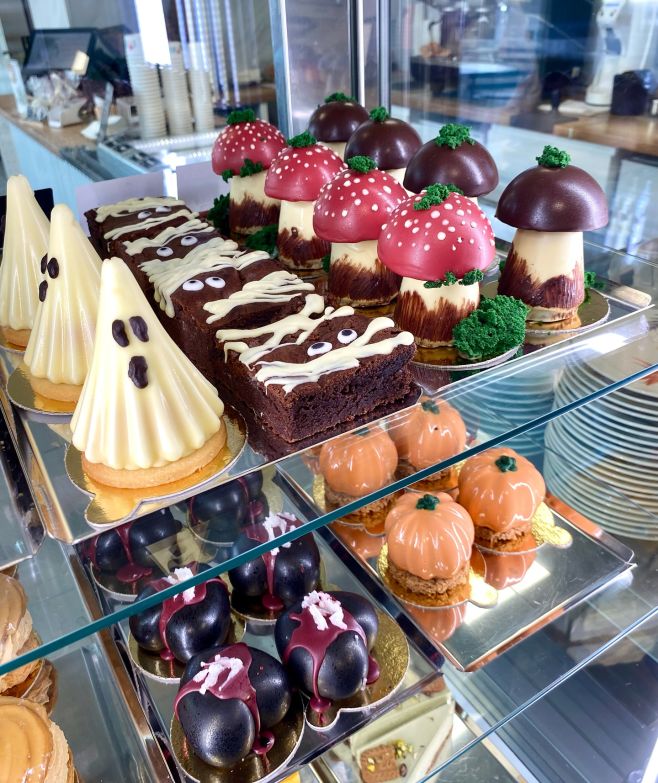 Naše cukrářky se zase předvedly 😍 👻🍄 Kdo se zastaví pro zákusek?👀 #lazmrzka